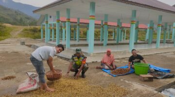 Babinsa Koramil 10/Pantan Cuaca Melaksanakan Komsos