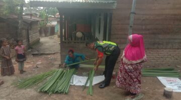 Babinsa Posramil Dabungelang Bantu Pengrajin Tikar Pandan