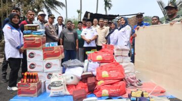 Korban Kebakaran di Peukan Bada Terima Bantuan Masa Panik dari Dinas Sosial Aceh