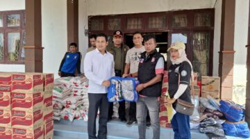 Dinsostransnaker Aceh Jaya bersama BPBK Setempat Salurkan Bantuan Masa Panik untuk Korban Banjir di Enam Kecamatan