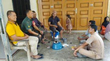 Jalin Keakraban,Babinsa melaksanakan komsos bersama Masyarakat