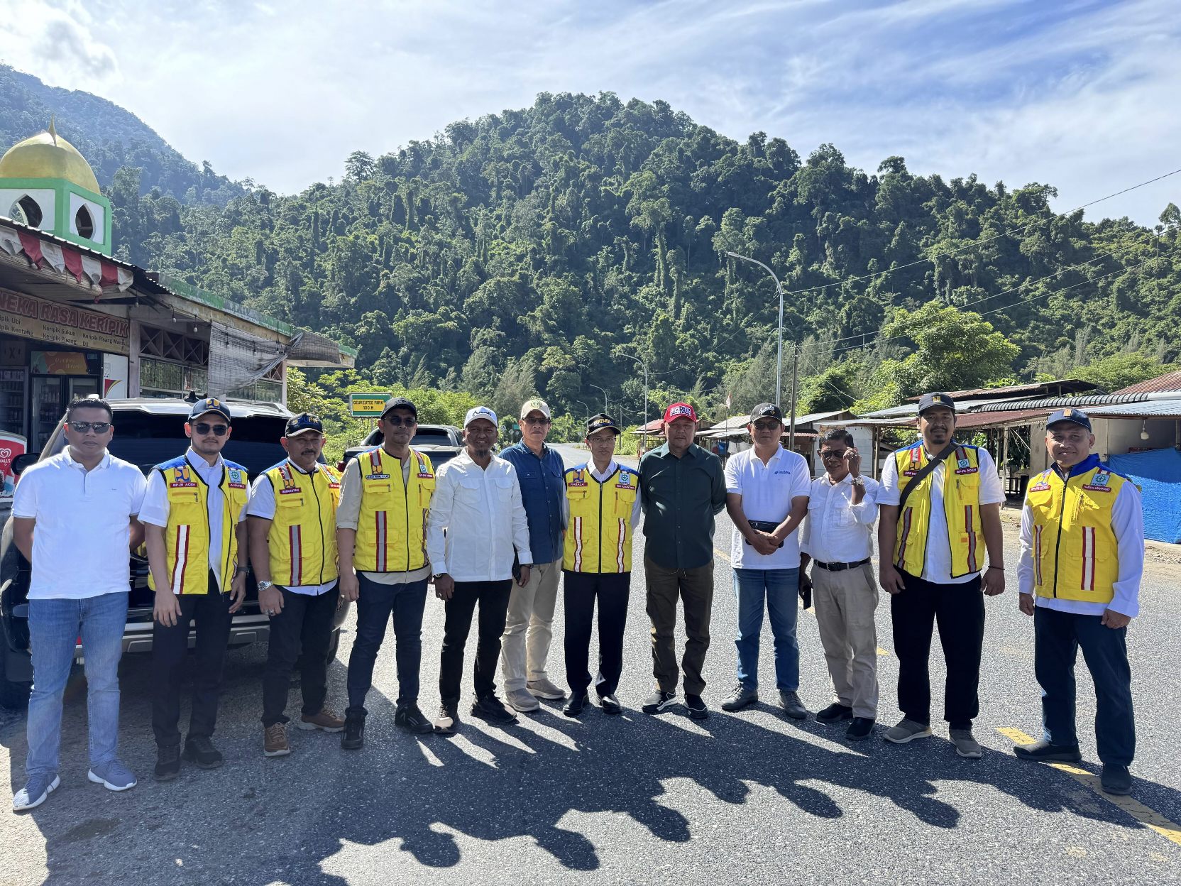 H Irmawan S.Sos MM Ketua Ikanfensy USK yang juga Anggota Komisi V DPR RI bersama Kabalai BPJN Aceh didampingi Munawar AR Ngohwan Anggota DPRA dan pengurus PP Ikafensy USK saat meninjau Lokasi Pembangunan Terowongan Gurutee Aceh Besar Kamis, 09/10/2025