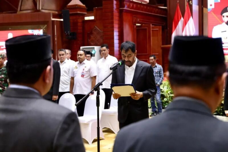 Gubernur Aceh H. Muzakir Manaf melantik dan mengambil sumpah 9 pejabat eselon II di lingkungan Pemerintah Aceh serta 3 Deputi Badan Pengusahaan Kawasan Sabang (BPKS).
Acara pelantikan berlangsung khidmat di Anjong Mon Mata, Banda Aceh, Jumat (10/10/2025).