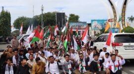 Dalam aksi tersebut, koordinator lapangan M Wudda Fauzan, mengerahkan 150 massa untuk menyuarakan pembelaan terhadap Palestina. Minggu (12/10/2025).