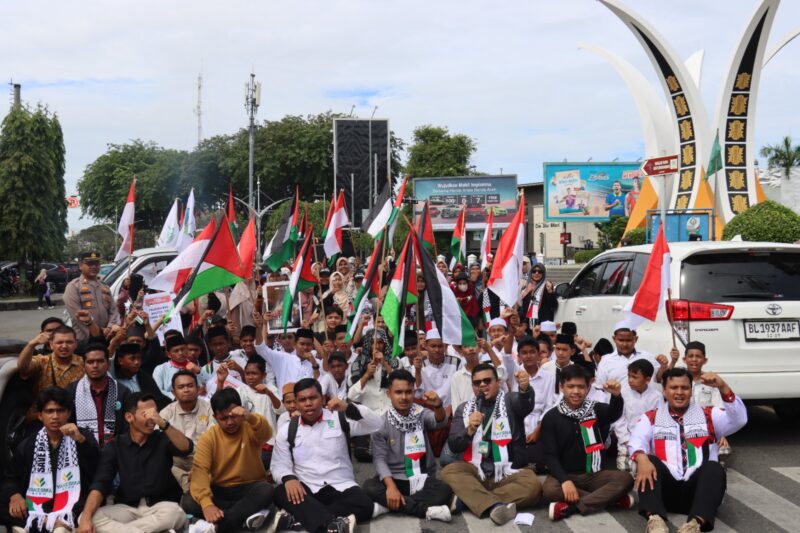 Dalam aksi tersebut, koordinator lapangan M Wudda Fauzan, mengerahkan 150 massa untuk menyuarakan pembelaan terhadap Palestina. Minggu (12/10/2025).