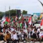 Dalam aksi tersebut, koordinator lapangan M Wudda Fauzan, mengerahkan 150 massa untuk menyuarakan pembelaan terhadap Palestina. Minggu (12/10/2025).