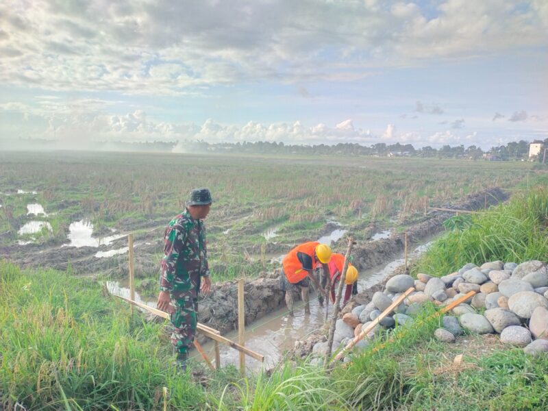 sinergi antara TNI, masyarakat, dan tim teknis BWS sudah mencapai progres fisik sebesar 2,15 persen pada tahap awal pelaksanaan. Rabu (22/10/2025) 
