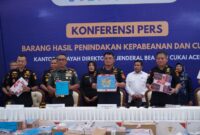 Mayor TNI Joko Hadi Susilo, S.I.P. menghadiri kegiatan konferensi pers dan pemusnahan Barang yang Menjadi Milik Negara (BMMN) yang diselenggarakan oleh Kantor Wilayah Direktorat Jenderal Bea dan Cukai (DJBC) Aceh, bertempat di halaman kantor Kanwil DJBC Aceh pada Rabu (22/10/2025).