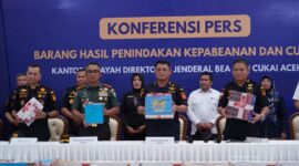 Mayor TNI Joko Hadi Susilo, S.I.P. menghadiri kegiatan konferensi pers dan pemusnahan Barang yang Menjadi Milik Negara (BMMN) yang diselenggarakan oleh Kantor Wilayah Direktorat Jenderal Bea dan Cukai (DJBC) Aceh, bertempat di halaman kantor Kanwil DJBC Aceh pada Rabu (22/10/2025).