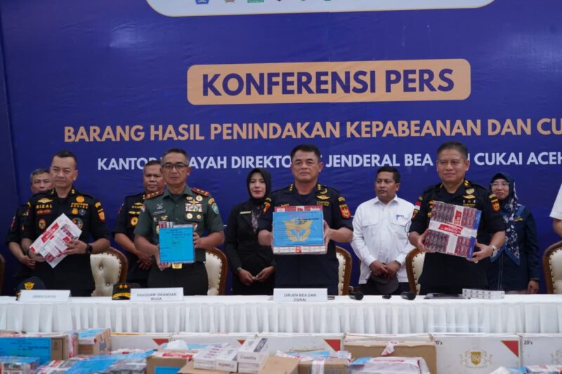 Mayor TNI Joko Hadi Susilo, S.I.P. menghadiri kegiatan konferensi pers dan pemusnahan Barang yang Menjadi Milik Negara (BMMN) yang diselenggarakan oleh Kantor Wilayah Direktorat Jenderal Bea dan Cukai (DJBC) Aceh, bertempat di halaman kantor Kanwil DJBC Aceh pada Rabu (22/10/2025).