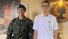 Korbrimob Polri, Bharaka Dimas Setiyadi, menerima penghargaan dari Pemerintah Kota Salatiga atas kontribusinya dalam menemukan celah keamanan kritis pada sistem informasi milik Pemkot Salatiga, Kamis, 23 Oktober 2025.