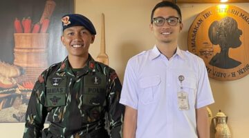 Korbrimob Polri, Bharaka Dimas Setiyadi, menerima penghargaan dari Pemerintah Kota Salatiga atas kontribusinya dalam menemukan celah keamanan kritis pada sistem informasi milik Pemkot Salatiga, Kamis, 23 Oktober 2025.
