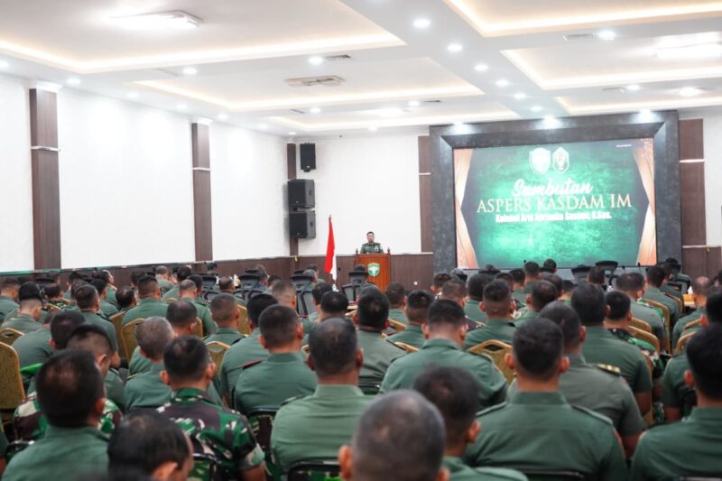 Kolonel Arm Aprianko Suseno, S.Sos., bersama para Komandan Satuan (Dansat) wilayah Kodam Iskandar Muda menghadiri kegiatan Sosialisasi Terpadu Tabungan Wajib Perumahan Angkatan Darat (TWP AD) yang berlangsung di Lantai II Gedung Malahayati, Markas Kodam Iskandar Muda, Banda Aceh, Kamis (23/10/2025).