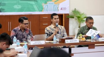 Sekretaris Daerah Aceh, M. Nasir, S.IP., MPA., bersama Kasatgas Koordinasi dan Supervisi Wilayah I KPK-RI, Harun Hidayat, memimpin Rapat Koordinasi Monitoring dan Evaluasi MCP Pemerintah Aceh yang diikuti para Kepala Biro dan SKPA, di Ruang Rapat Potda I, Kamis (23/10/2025).