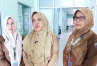 dr. Cut Fera Rachmawati, MKed (Ped). SpA, Wakil Direktur Pelayanan Medis RSUD Pidie Jaya,(Tengah) bersama Zuhra Alfianda, SH.MKM, Wadir Penunjang (kanan) dan Ibu Mardiana, Amd.Keb, Penjab. Rawat Inab dan Rawat Jalan (kiri) Selasa (4/11/2025) foto.dok Jurnalis TLii.