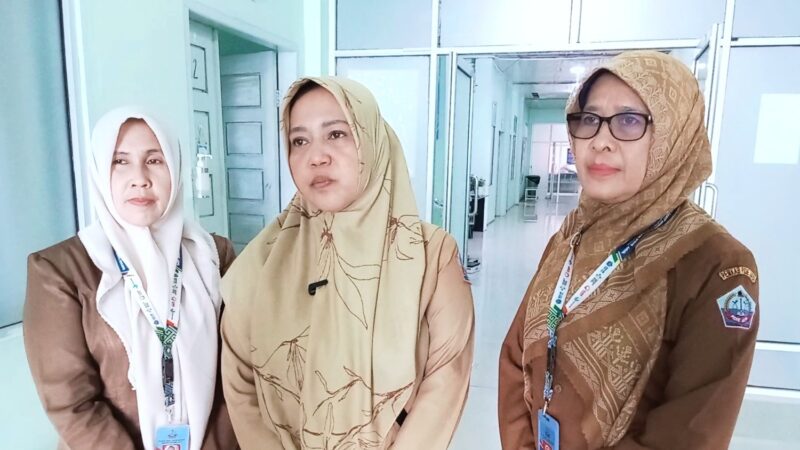 dr. Cut Fera Rachmawati, MKed (Ped). SpA, Wakil Direktur Pelayanan Medis RSUD Pidie Jaya,(Tengah) bersama Zuhra Alfianda, SH.MKM, Wadir Penunjang (kanan) dan Ibu Mardiana, Amd.Keb, Penjab. Rawat Inab dan Rawat Jalan (kiri) Selasa (4/11/2025) foto.dok Jurnalis TLii.