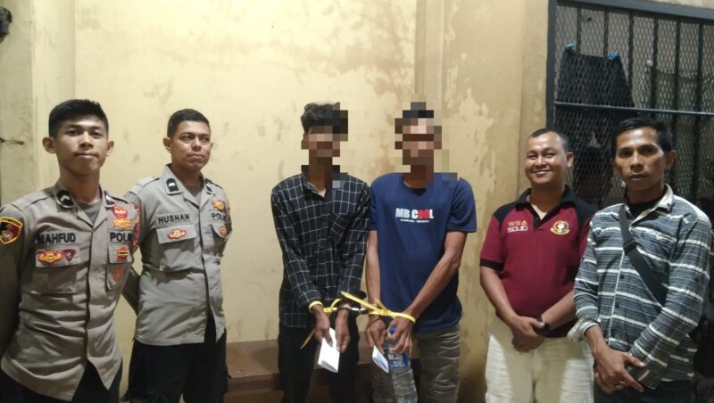 Dua pelaku yang diketahui berinisial MA (31) dan YP (20),  saat diamankan oleh Polisi(12-11) foto.ist