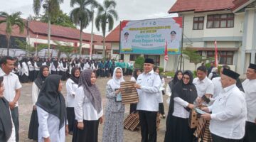 Bupati Salim Fakhry Serahkan Penghargaan Kepada Tenaga Kesehatan