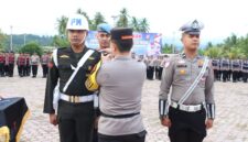 Penyematan pita operasi dilakukan kepada perwakilan Satlantas, Subdenpom IM/1-3 Sigli, dan Satpol PP sebagai simbol dimulainya operasi. Oleh Kapolres AKBP Ahmad Faisal Pasaribu (17-11) , Foto. Humas Polres Pijay.