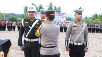 Penyematan pita operasi dilakukan kepada perwakilan Satlantas, Subdenpom IM/1-3 Sigli, dan Satpol PP sebagai simbol dimulainya operasi. Oleh Kapolres AKBP Ahmad Faisal Pasaribu (17-11) , Foto. Humas Polres Pijay.
