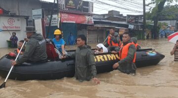 Sat Brimob Polda Sumut Berikan Layanan Kesehatan dan Evakuasi Korban Banjir di Kuala Bekala