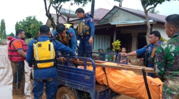 Polairud dan Tim SAR Gabungan Maksimalkan Evakuasi Korban Banjir di Sibolga–Tapteng