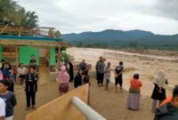 Warga berkumpul dan menyaksikan kondisi pascabanjir bandang di Kecamatan Putri Betung, Gayo Lues, Jumat (28/11/2025). Tampak