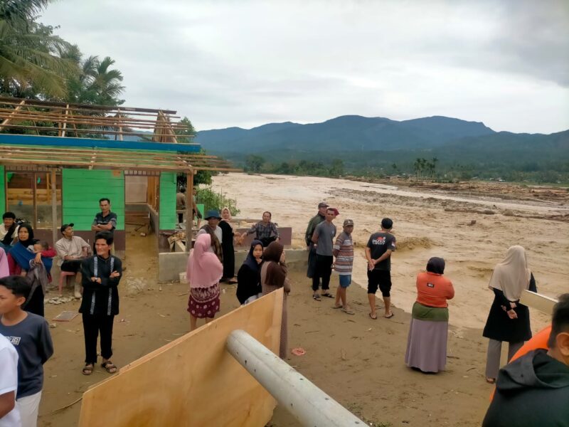 Warga berkumpul dan menyaksikan kondisi pascabanjir bandang di Kecamatan Putri Betung, Gayo Lues, Jumat (28/11/2025). Tampak