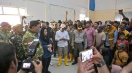 Mulai besok dan seterusnya, semua kebutuhan vital akan dikirim melalui jalur udara. Tidak perlu rapat lagi, langsung tindakan,” tegasnya.
