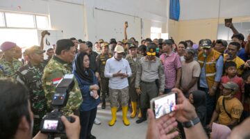 Mulai besok dan seterusnya, semua kebutuhan vital akan dikirim melalui jalur udara. Tidak perlu rapat lagi, langsung tindakan,” tegasnya.
