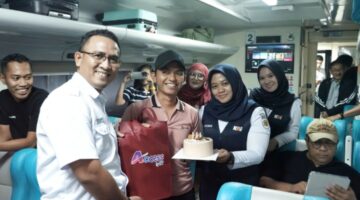 Peringati Hari Pahlawan, Frontliner KAI Sumut Kenakan Kostum Pejuang Dan Bagikan Hadiah Kejutan untuk Pelanggan