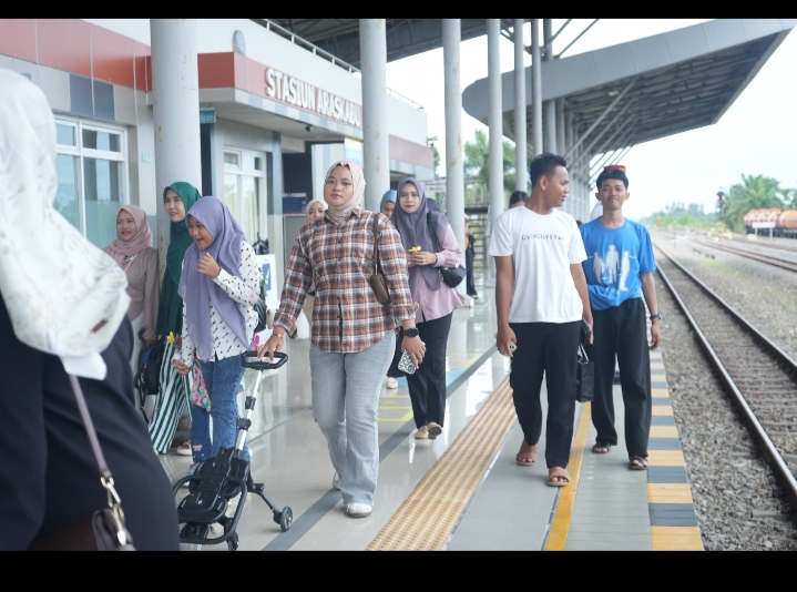 Gambar Penumpang Baru Tiba Di Stasiun Araskabu