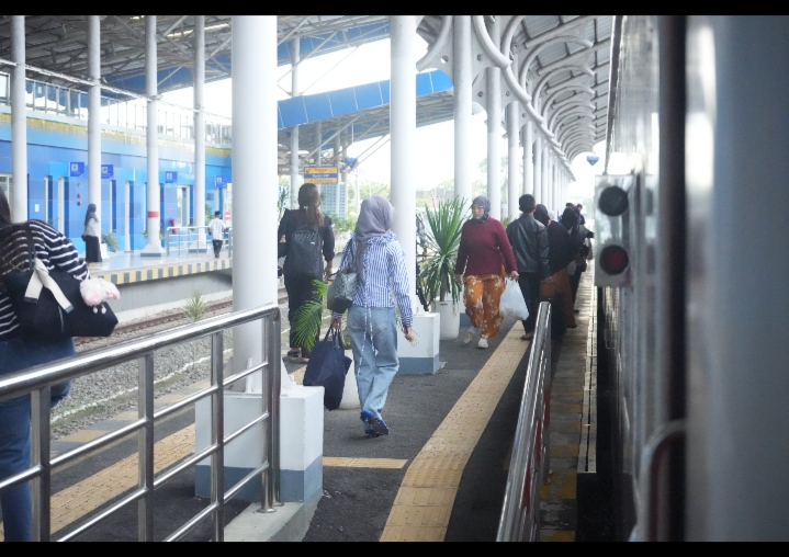 Penumpang Tiba Di Stasiun Lubuk Pakam