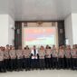 Personel kepolisian di lapangan, Polres Aceh Besar melalui Satuan Binmas menggelar Pelatihan Bhabinkamtibmas Sebagai Polisi Penolong Masyarakat yang berlangsung di Aula Satya Haprabu Polres Aceh Besar, Jumat (31/10/2025) 