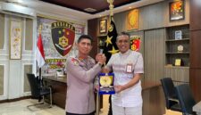 Irjen Pol. Marzuki Ali Basyah menerima audiensi dari Komisi Nasional Hak Asasi Manusia Republik Indonesia (Komnas HAM RI) Perwakilan Aceh yang dipimpin Kepala Sekretariat, Sepriady Utama, di Ruang Kerja Dirreskrimum Polda Aceh, Kamis, 6 November 2025.