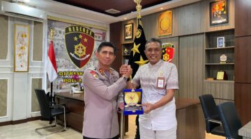 Irjen Pol. Marzuki Ali Basyah menerima audiensi dari Komisi Nasional Hak Asasi Manusia Republik Indonesia (Komnas HAM RI) Perwakilan Aceh yang dipimpin Kepala Sekretariat, Sepriady Utama, di Ruang Kerja Dirreskrimum Polda Aceh, Kamis, 6 November 2025.