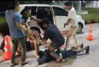 Polda Aceh dan Satreskrim Polres Lhokseumawe berhasil meringkus tiga pelaku pencurian dengan pemberatan (curat) yang kerap meresahkan para pemilik toko grosir di Aceh. Ketiga pelaku tersebut ditangkap saat melintas di Gerbang Tol Kisaran, Sumatera Utara, Kamis dini hari, 6 November 2025.