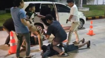 Polda Aceh dan Satreskrim Polres Lhokseumawe berhasil meringkus tiga pelaku pencurian dengan pemberatan (curat) yang kerap meresahkan para pemilik toko grosir di Aceh. Ketiga pelaku tersebut ditangkap saat melintas di Gerbang Tol Kisaran, Sumatera Utara, Kamis dini hari, 6 November 2025.