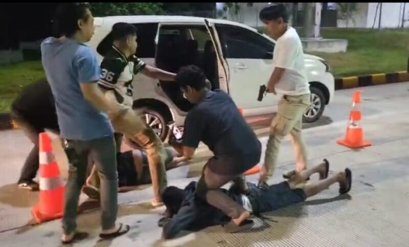 Polda Aceh dan Satreskrim Polres Lhokseumawe berhasil meringkus tiga pelaku pencurian dengan pemberatan (curat) yang kerap meresahkan para pemilik toko grosir di Aceh. Ketiga pelaku tersebut ditangkap saat melintas di Gerbang Tol Kisaran, Sumatera Utara, Kamis dini hari, 6 November 2025.