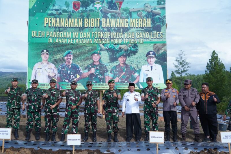 Mayor Jenderal TNI Joko Hadi Susilo, S.I.P., melaksanakan kunjungan kerja ke satuan Yonif Teritorial Pembangunan 855/Raksaka Dharma yang berada di Blangkejeren, Kabupaten Gayo Lues, pada Kamis (6/11/2025).
