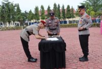 AKBP Muliadi, memimpin upacara serah terima jabatan (sertijab) empat pejabat utama dan dua kapolsek di jajaran Polres Aceh Tamiang. Kegiatan tersebut berlangsung di Lapangan Parama Satwika Mapolres Aceh Tamiang, Jumat, 7 November 2025.