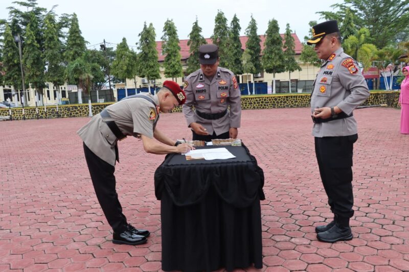 AKBP Muliadi, memimpin upacara serah terima jabatan (sertijab) empat pejabat utama dan dua kapolsek di jajaran Polres Aceh Tamiang. Kegiatan tersebut berlangsung di Lapangan Parama Satwika Mapolres Aceh Tamiang, Jumat, 7 November 2025.