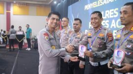 Irjen Pol. Drs. Marzuki Ali Basyah, menekankan pentingnya pengawasan internal serta keseimbangan antara penegakan hukum dengan edukasi kepada masyarakat. Hal tersebut disampaikan Kapolda saat membuka Rapat Kerja (Raker) dan Evaluasi Fungsi Lalu Lintas di Hotel Amel Convention Hall, Kota Banda Aceh, Jumat, 7 November 2025.