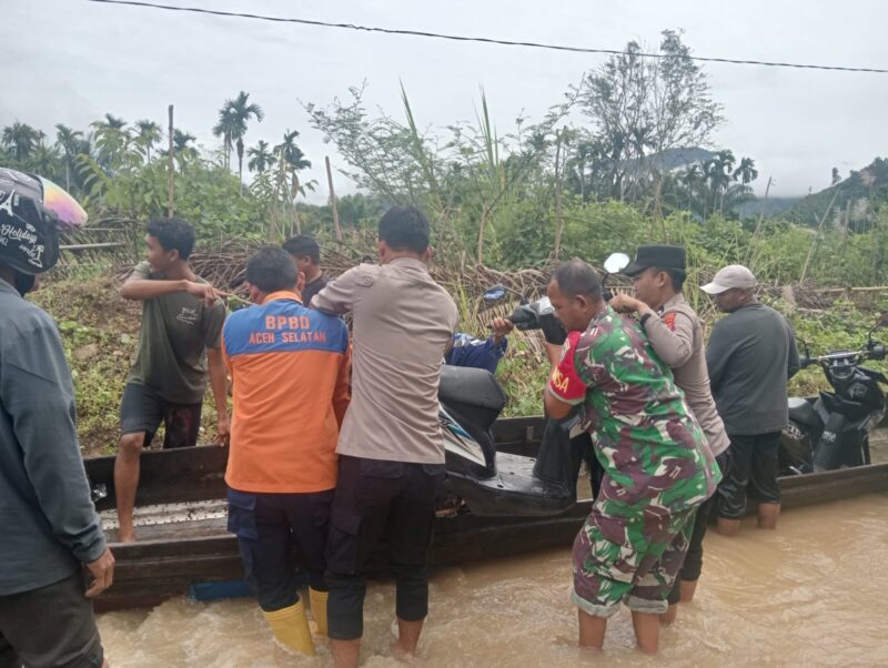 Koramil 11/Kluet Tengah Kodim 0107/Aceh Selatan, Kodam Iskandar Muda bersama tim gabungan dari BPBD Aceh Selatan, Polsek Kluet Tengah, serta masyarakat setempat bergerak cepat menuju lokasi banjir untuk melakukan penanganan darurat dan membantu warga terdampak. 