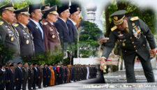 Kepala Staf Komando Daerah Militer Iskandar Muda (Kasdam IM) Brigjen TNI Yudha Fitri menghadiri Upacara Ziarah Nasional yang berlangsung dengan khidmat di Taman Makam Pahlawan (TMP) Banda Aceh, Senin (10/11/2025).