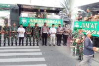  “Jumat Berkah”. Kegiatan ini menjadi agenda rutin yang digelar sebagai bentuk kepedulian TNI terhadap sesama, khususnya dalam membantu meringankan beban masyarakat kecil. Kali ini, kegiatan dilaksanakan di depan Gerbang Utama Masjid Raya Baiturrahman Banda Aceh, pada Jumat (07/11/25), 