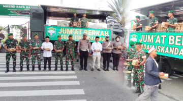 “Jumat Berkah”. Kegiatan ini menjadi agenda rutin yang digelar sebagai bentuk kepedulian TNI terhadap sesama, khususnya dalam membantu meringankan beban masyarakat kecil. Kali ini, kegiatan dilaksanakan di depan Gerbang Utama Masjid Raya Baiturrahman Banda Aceh, pada Jumat (07/11/25),