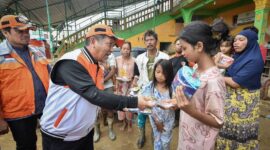 Bermalam di Tamiang, Presiden PKS Salurkan Bantuan Kemanusiaan