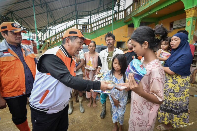 Bermalam di Tamiang, Presiden PKS Salurkan Bantuan Kemanusiaan