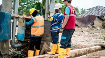 Tim teknis PLN berkoordinasi di lokasi terdampak banjir dan longsor di Aceh untuk memetakan percepatan pemulihan infrastruktur. Hingga pukul 18.30 WIB, PLN telah berhasil memulihkan pasokan listrik bagi 892.300 pelanggan yang wilayahnya telah dinyatakan aman.